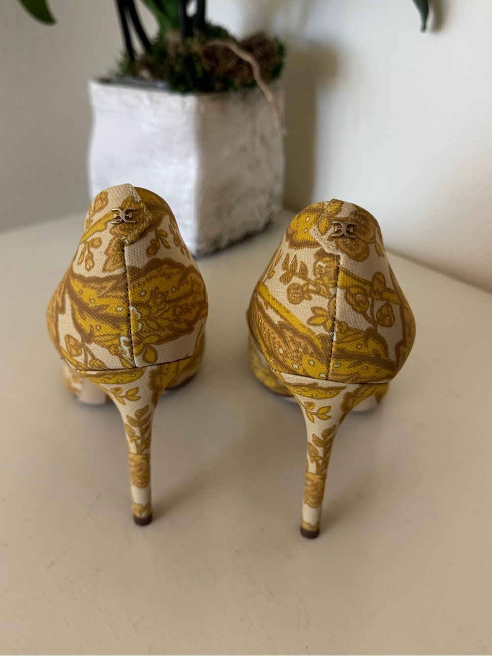 Sam Edelman Women’s Yellow Floral Pointed-Toe Pumps - Picture 5 of 7